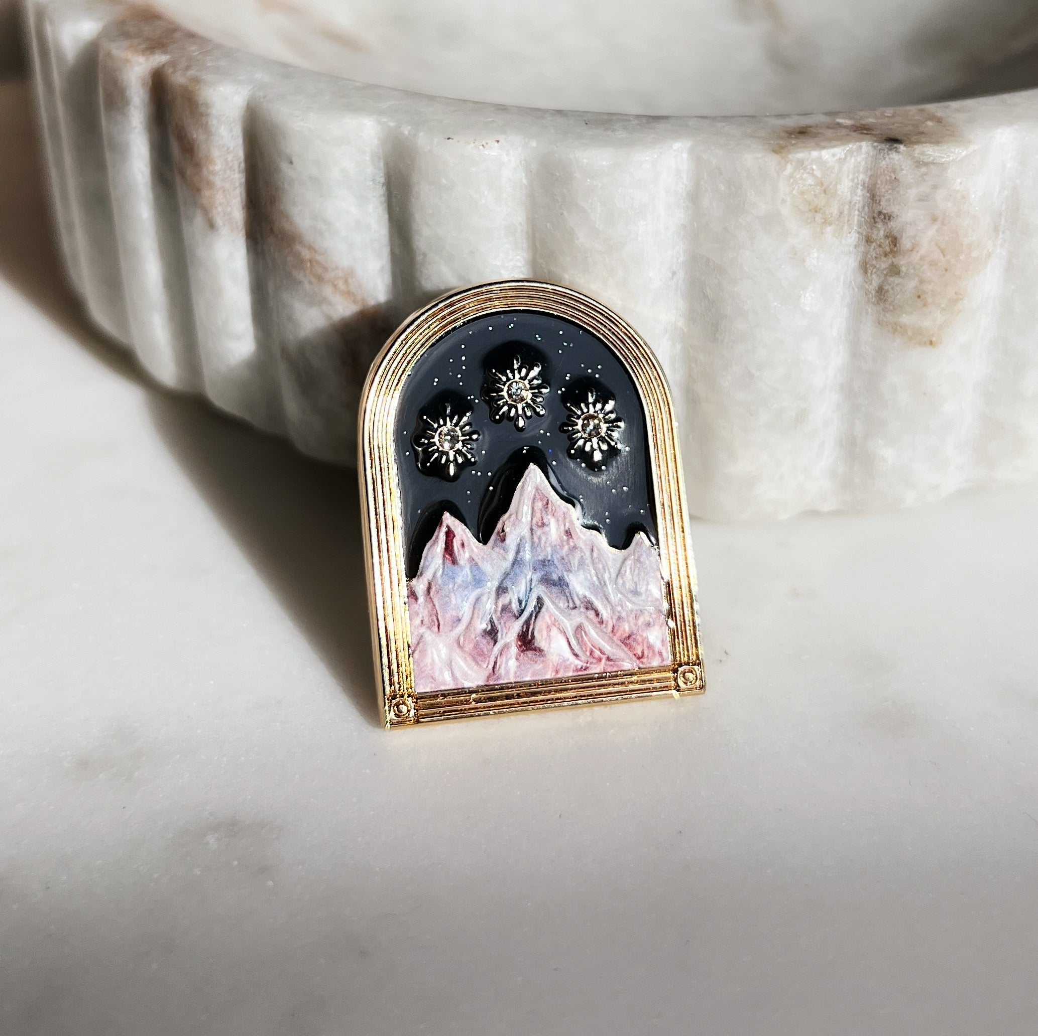 アクセサリー JOSE MOON PIN Night Court Enamel Pin – Lassoed Moon